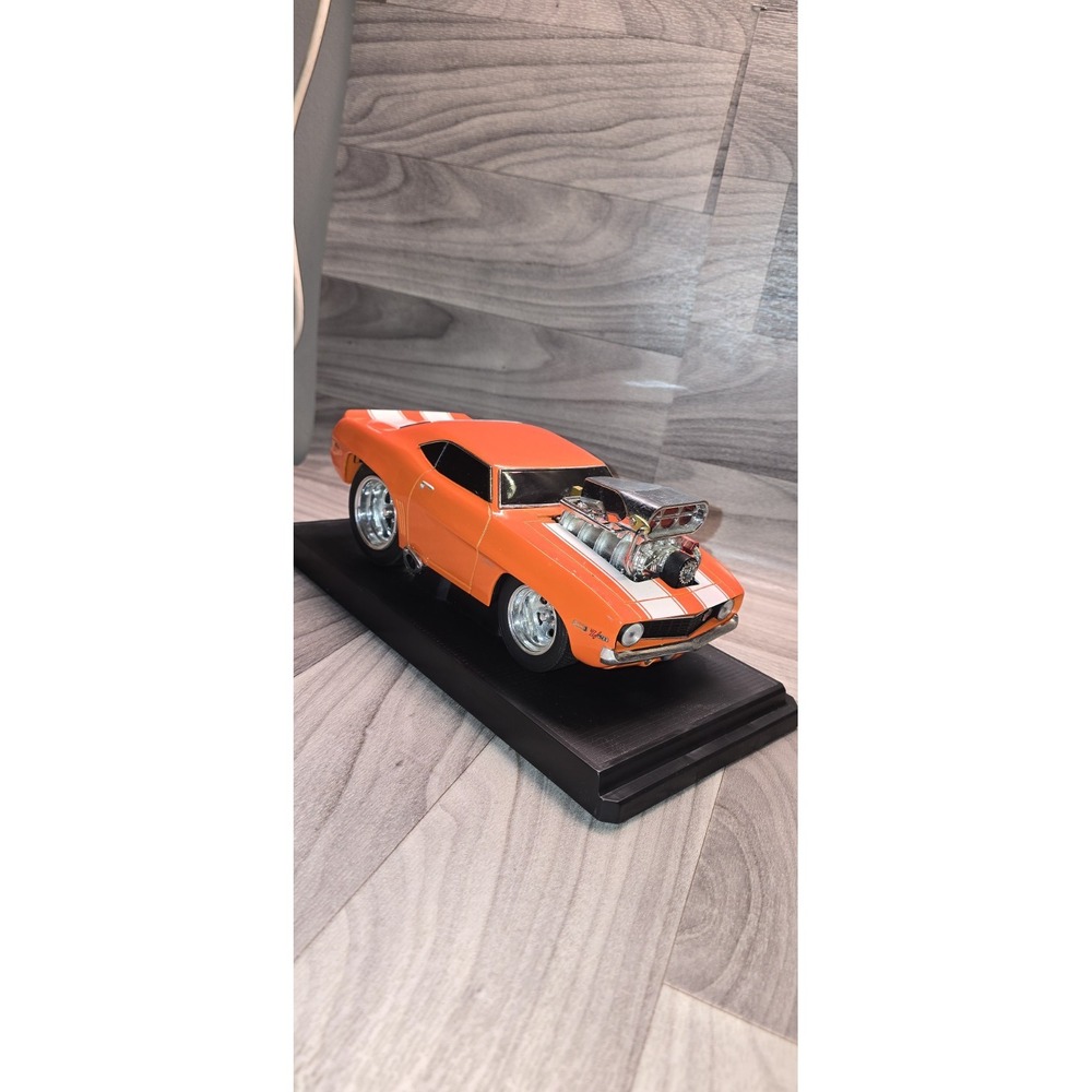 Muscle Machines - 1969 Chevrolet Camaro Orange Strip Z/28 - 1:18 Diecast